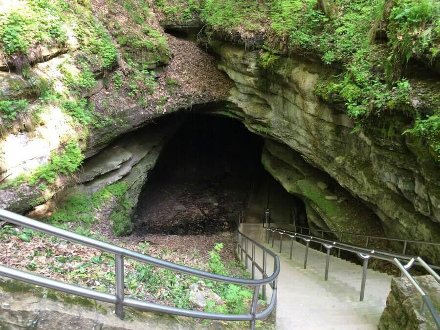 Вход в Мамонтову пещеру